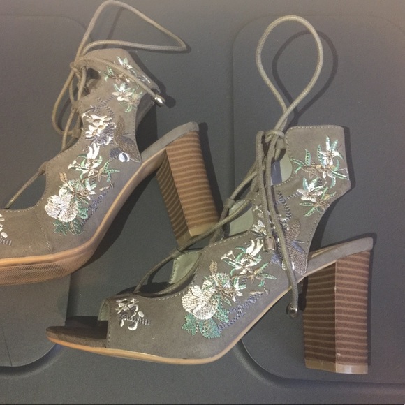 Lace up block heel sandals. Size 7 wide. - Picture 4 of 8